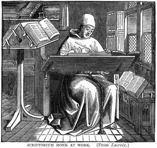 La imagen es un dibujo en blanco y negro de un monje medieval escribiendo en una tabla. Se muestra al sujeto escribiendo con una pluma, rodeado de libros abierto y otros cerrados, frente a una ventana. El monje está vestido con una sotana y un gorro; además de tener un lazo. El dibujo dice con letras, en la parte inferior "SCRIPTORIUM MONK AT WORK. (From Lacroix.)".   
